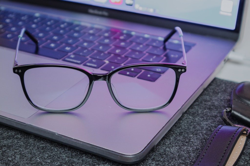The Importance of Blue Light Blocking Glasses for Digital Eye Strain